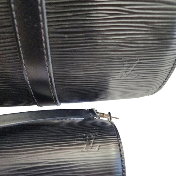 MI 1025 Authentic noir epi leather Louis Vuitton soufflot bag with pouch - Picture 3 of 12